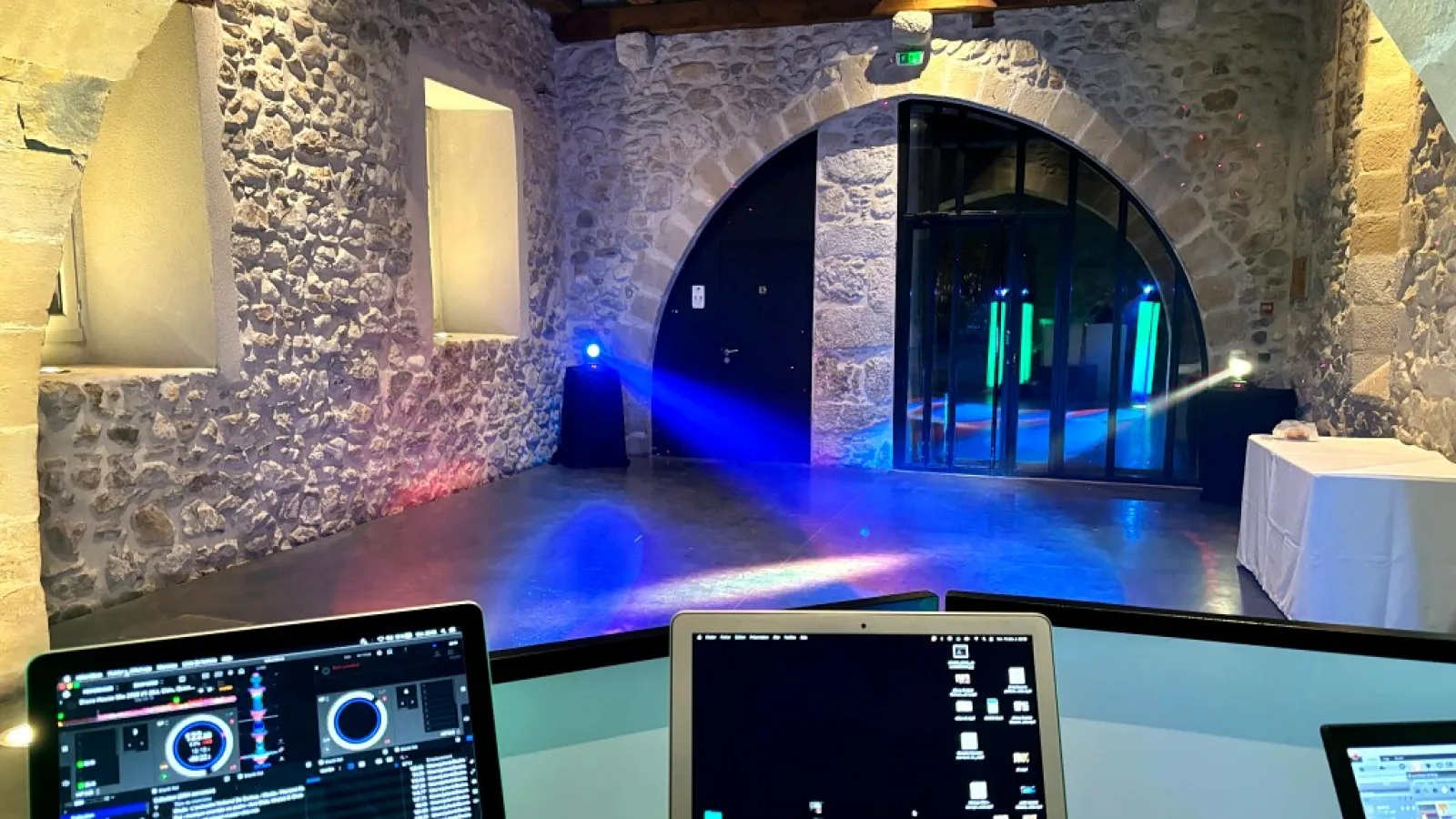 Installation DJ JA Event vue depuis la régie — salle en pierre