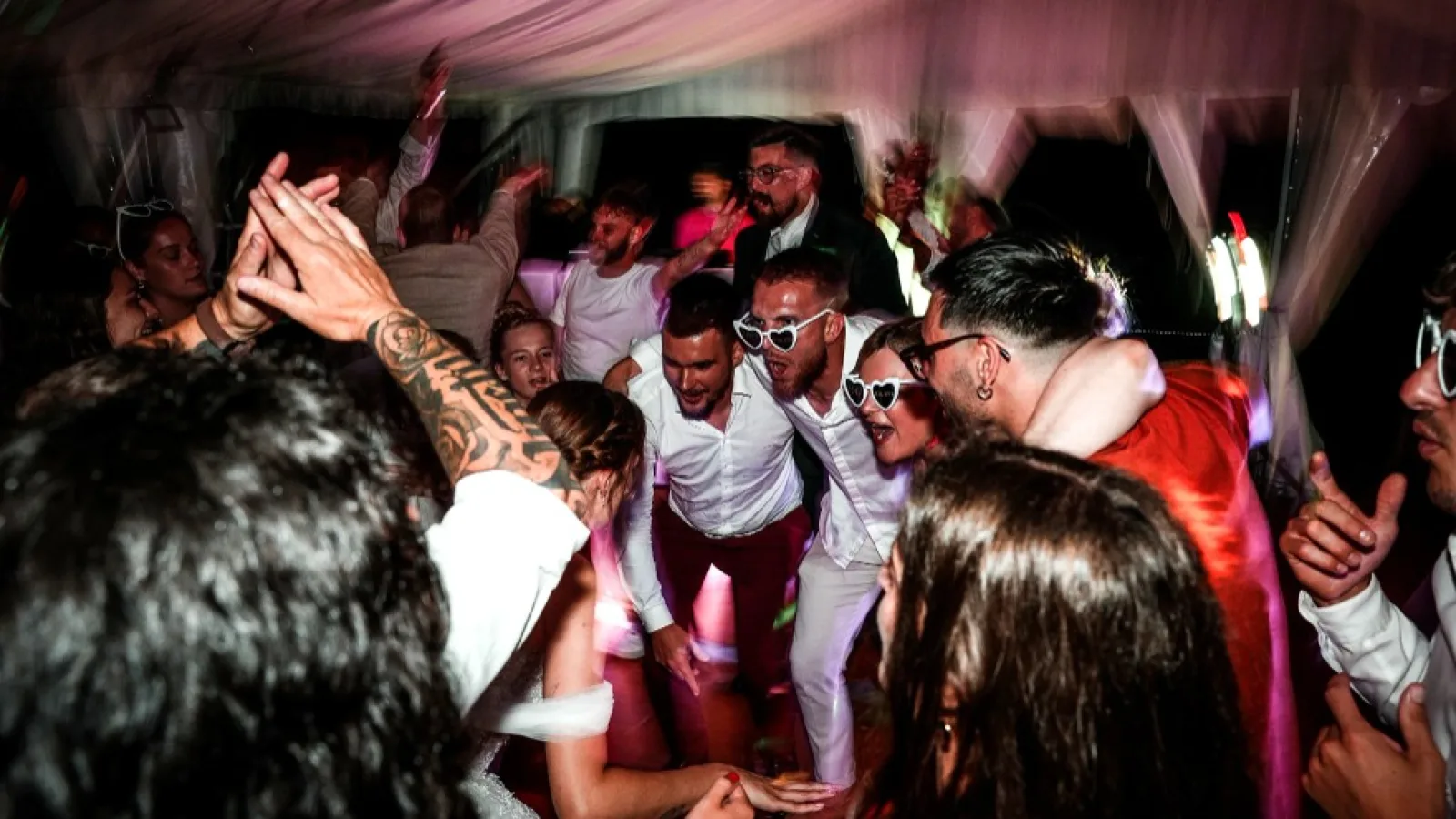 Piste de danse pleine lors d’un mariage animé par JA Event